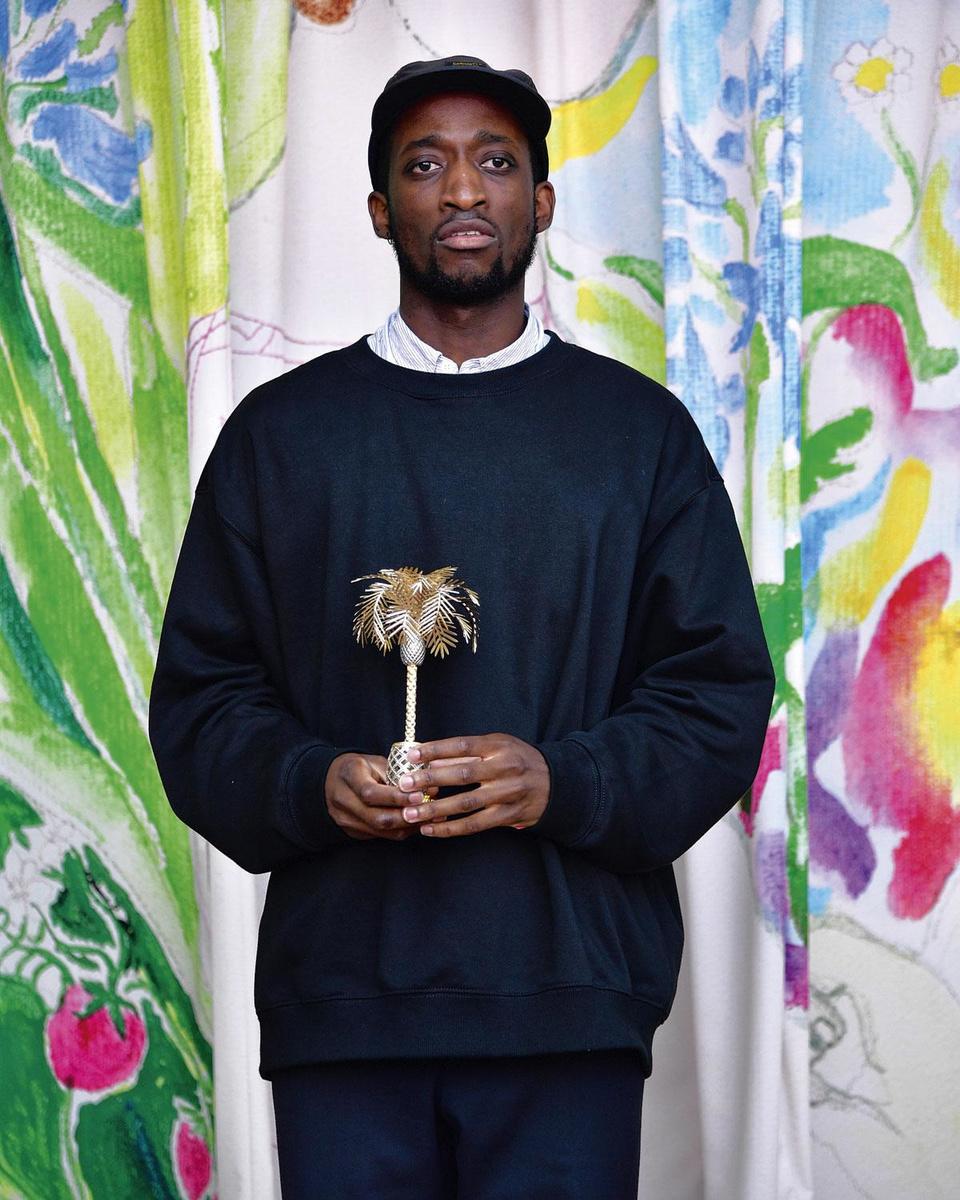 Un trophée signé Desrues des Métiers d'art de Chanel pour Ifeanyi Okwuadi, Grand Prix du Jury Première Vision à Hyères.