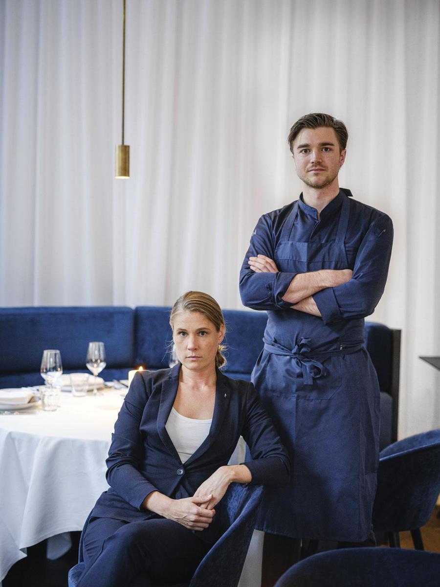 Au nouveau Bar Bulot, à Anvers, le bleu est omniprésent. Jusque dans l'uniforme de l'hôtesse Elske Mostert et du chef Koen Gussenhoven.
