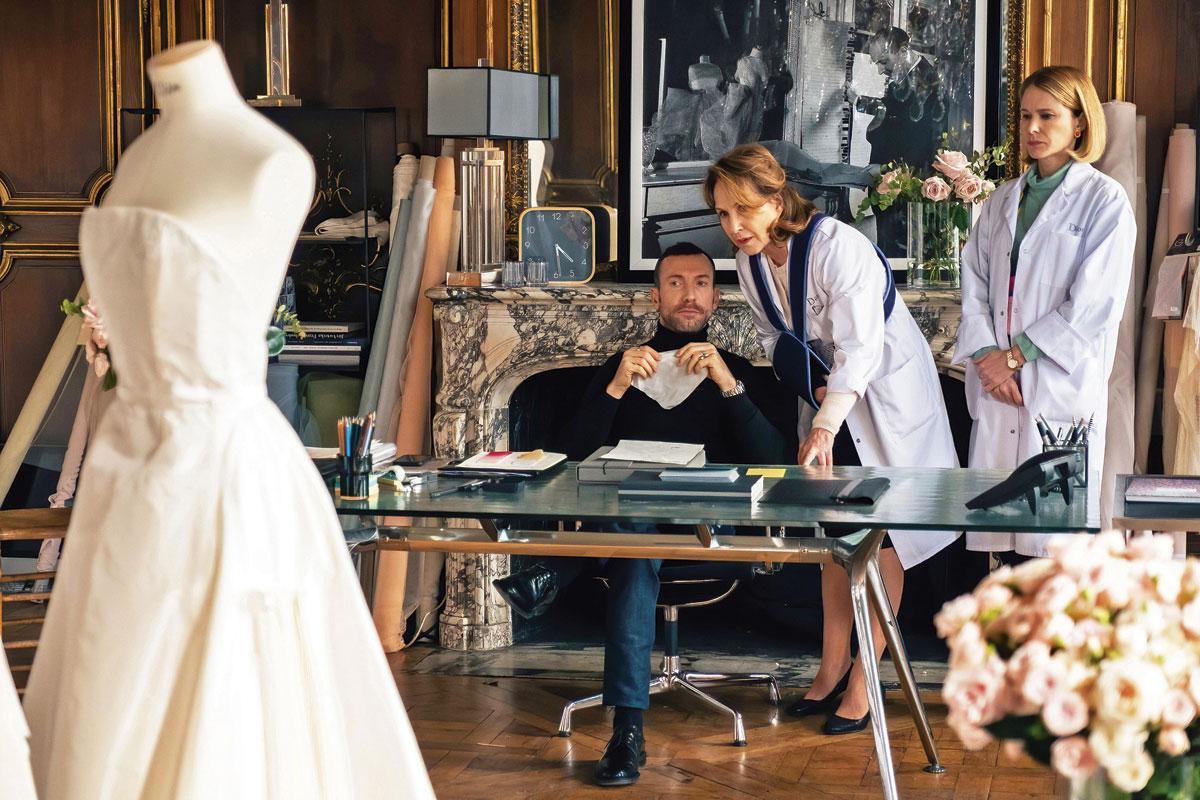 Dans le film, le créateur fictif de la maison Dior reste dans l'ombre.
