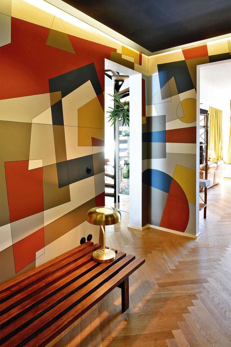 Dans son appartement épuré, Ellen Van Laer, architecte d'intérieur chez AE Studio, a fait de sa cage d'escalier le clou du spectacle grâce à cette peinture très graphique, réalisée en une année.