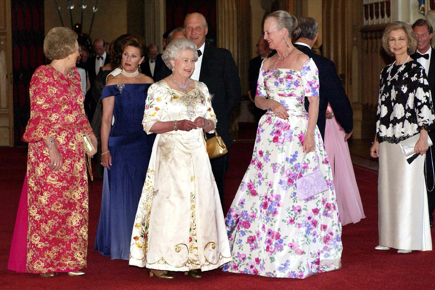 Margrethe II du Danemark en 2002 avec ses homologues, autour de la reine Elizabeth