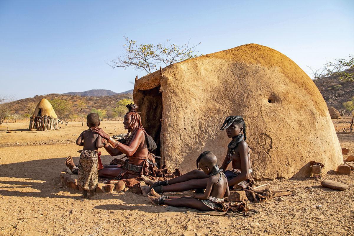 Une journée mémorable en compagnie des Himbas, tribu semi-nomade du nord du pays.