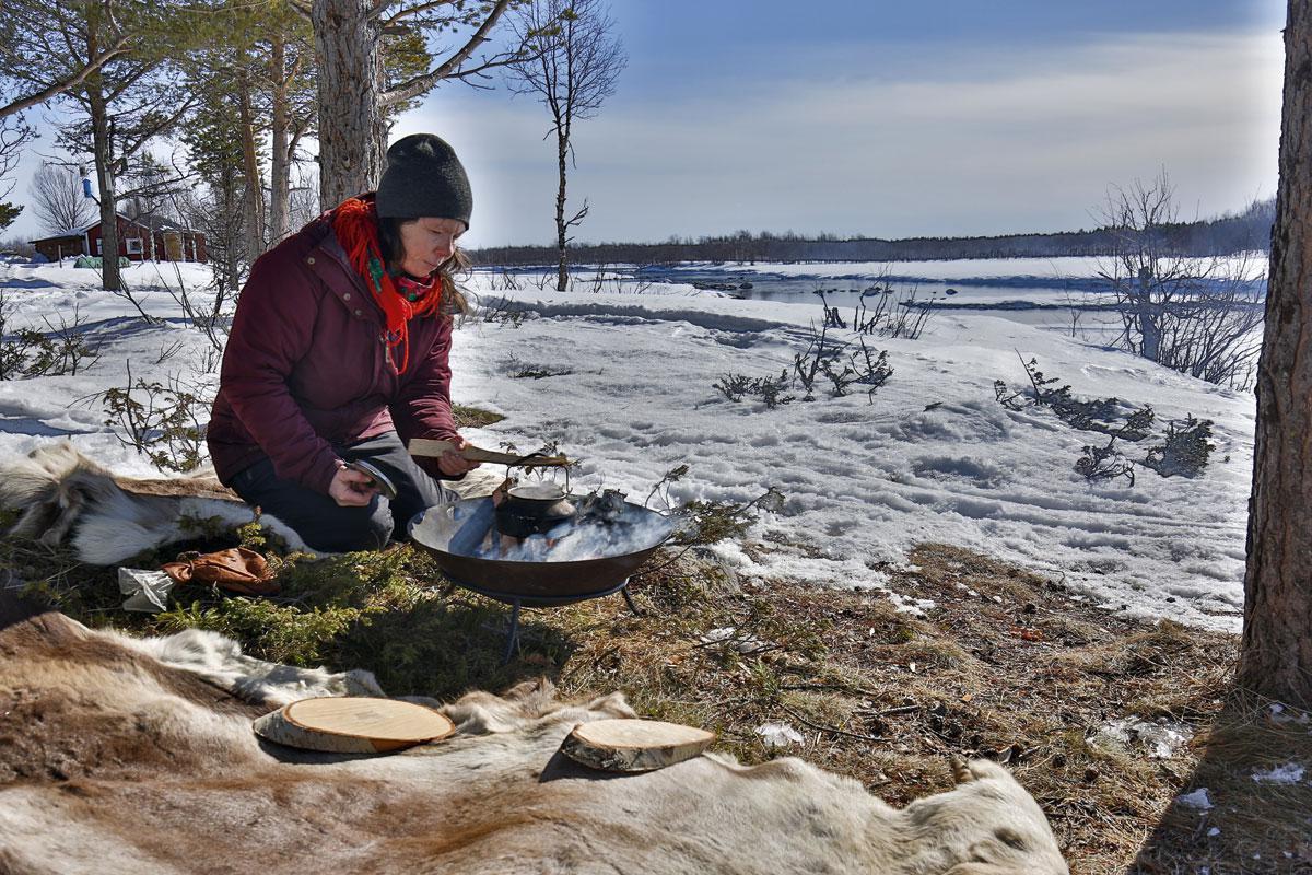 Peau de renne, brasero, thé et biscuits: pique-nique au bord de la rivière gelée.