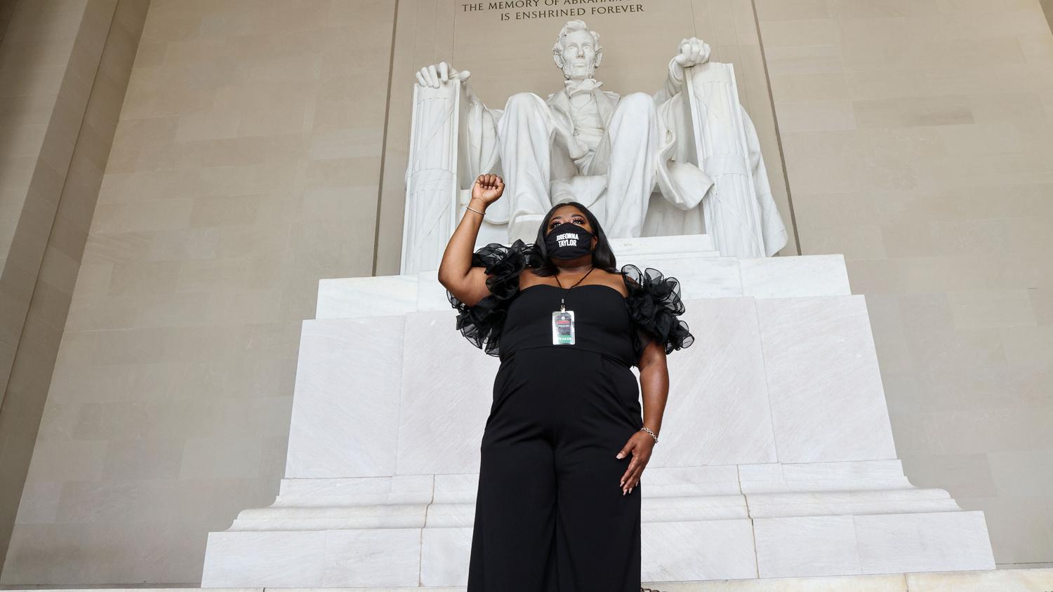 DeJuana Thompson, de l'organisation Woke Vote, porte un visage de Breonna Taylor alors qu'elle attend à l'intérieur du Lincoln Memorial pendant la 