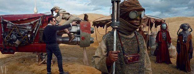 Regisseur J. J. Abrams geeft instructies aan Daisy Ridley, die heldin Rey vertolkt