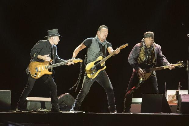 Steven Van Zandt (rechts) op het podium met Bruce Springsteen. 
