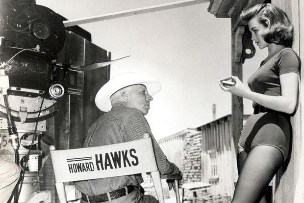 Howard Hawks, met naast hem Angie Dickinson, op de set van 'Rio Bravo'.