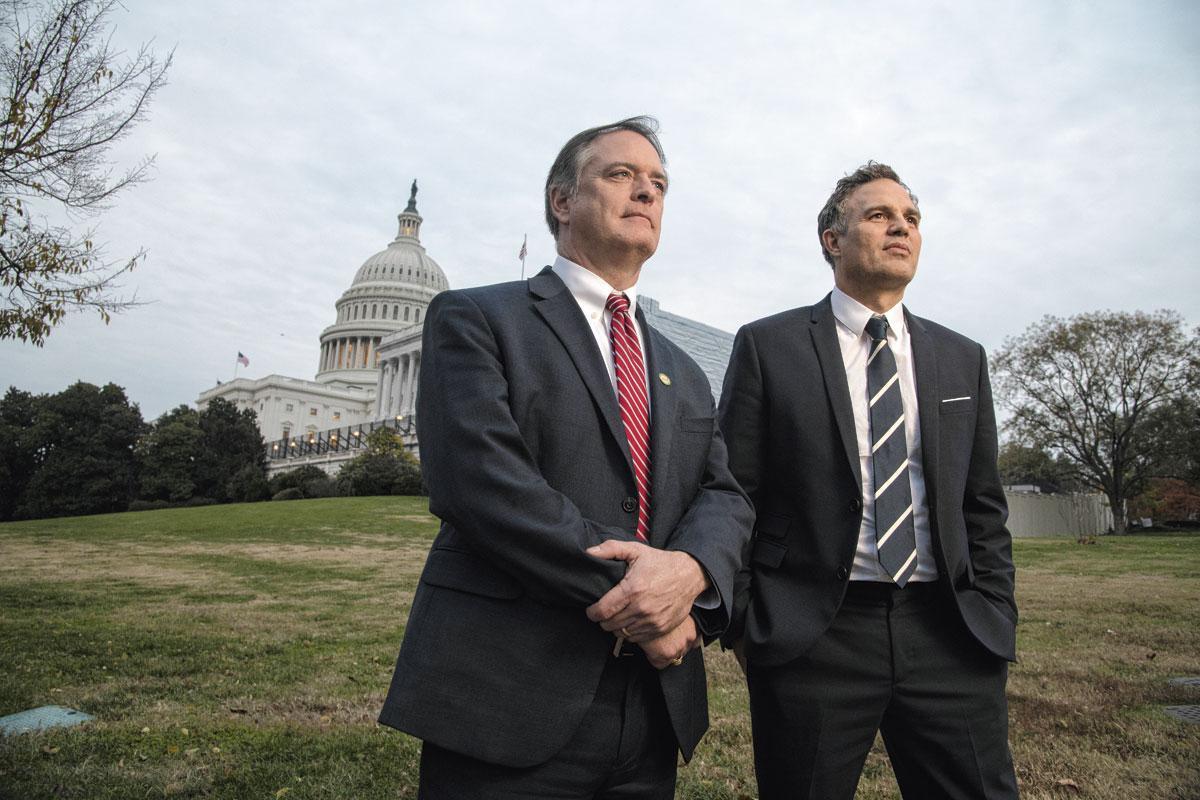 Rob Bilott (links) met Mark Ruffalo bij Capitol Hill in Washington D.C.: 'Bij DuPont wist men hoe gevaarlijk die chemicaliën waren.'