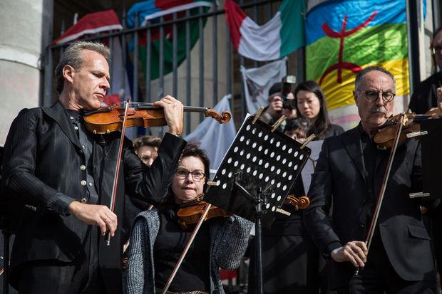 Brussels Philharmonic en Vlaams Radio Koor krijgen Beursplein stil