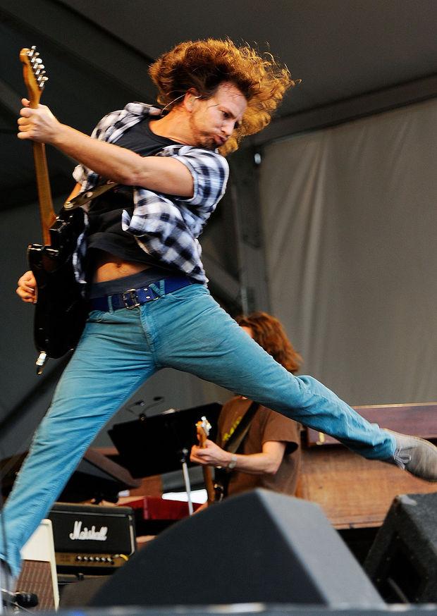 Pearl Jam's Eddie Vedder op het New Orleans Jazz & Heritage Festival in 2010.