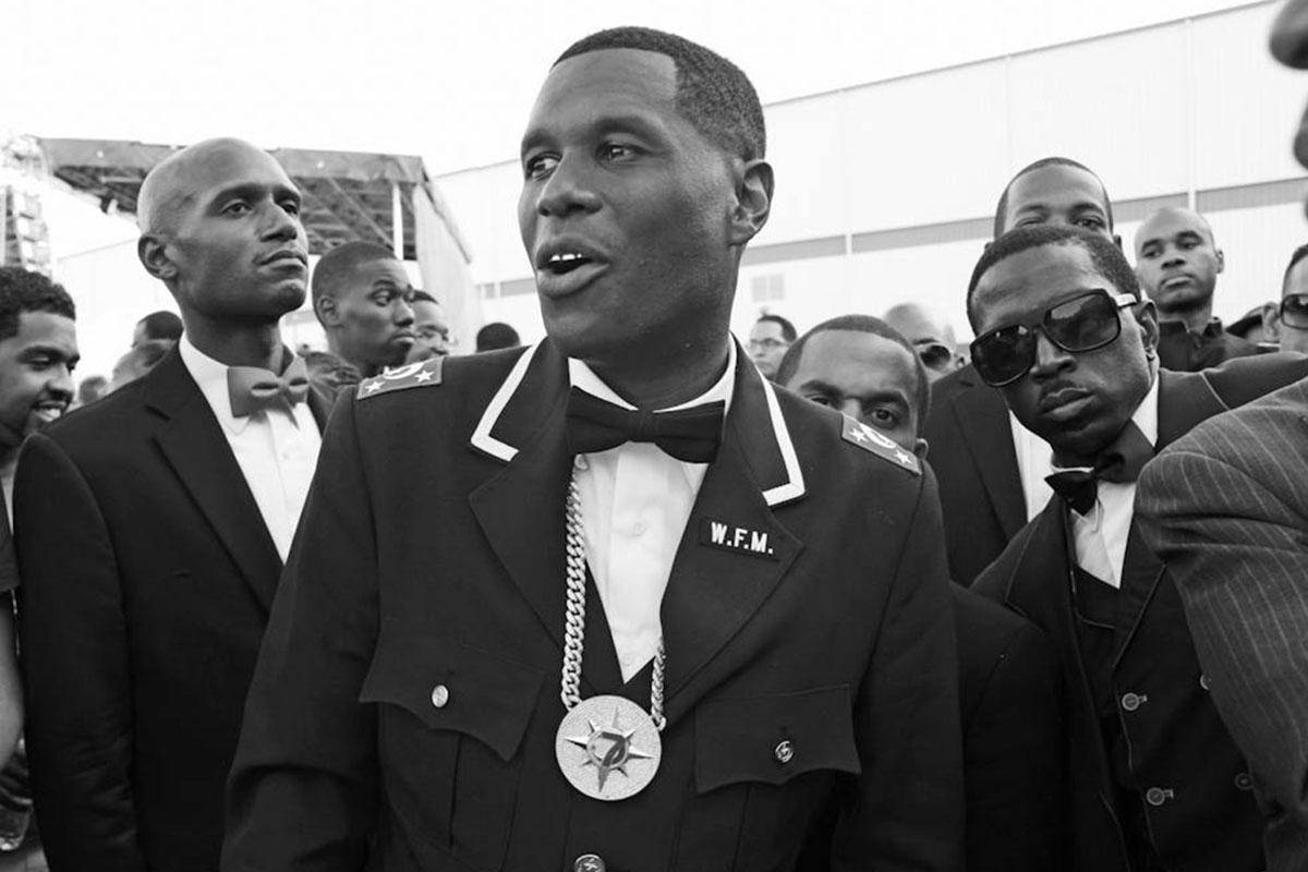 JAY ELECTRONICA, met rechts achter hem Puff Daddy, die hem ook had willen tekenen.