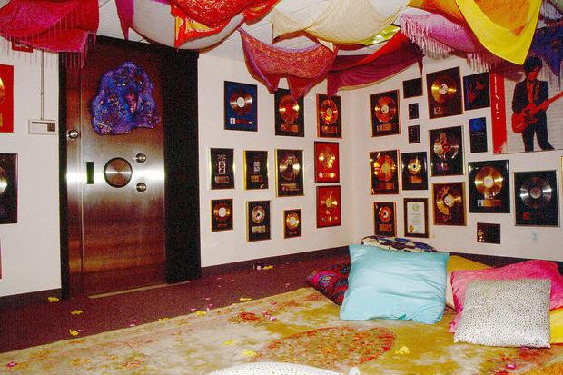 Prince' Foo Foo Room (ofte de knuffelruimte) in Paisley Park, met links de deur naar The Vault, de kluis waarin hij zijn onuitgegeven muziek bewaarde.