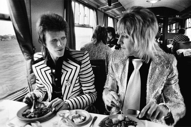 Mick Ronson, rechts naast Bowie