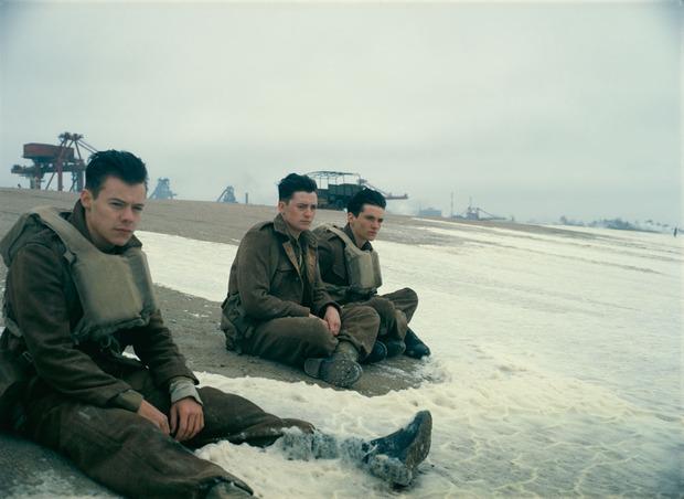 Ook tienerster Harry Styles (links) wacht op het strand van Duinkerke.