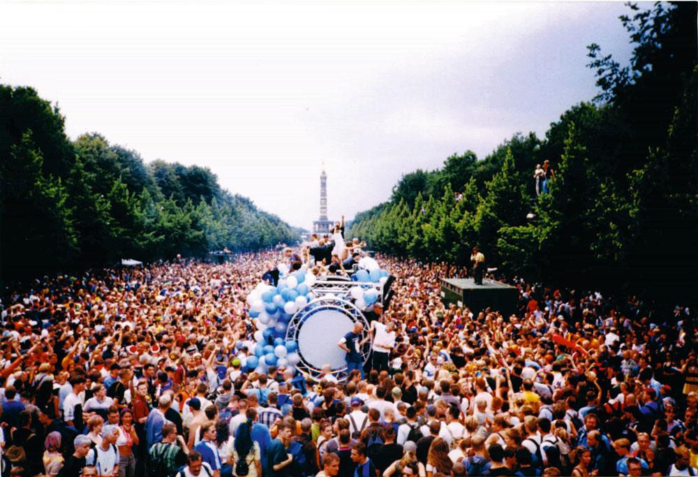 De Love Parade in 1996. 'Op zo'n truck staan tussen honderdduizenden mensen: dat is moeilijk te beschrijven.