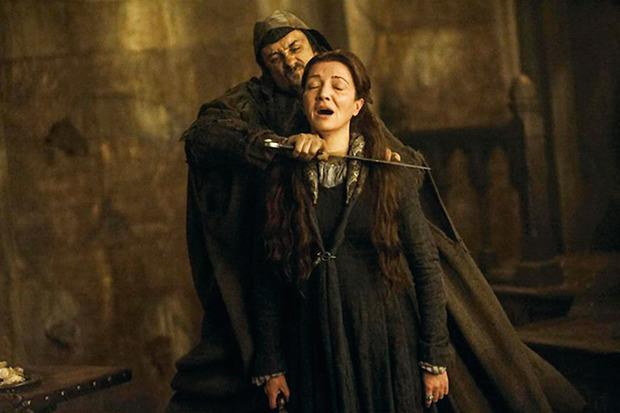 Catelyn Stark legt het loodje tijdens de Red Wedding: 'Ongeveer hetzelfde gebeurde tijdens een Black Dinner in vijftiende-eeuws Schotland.'