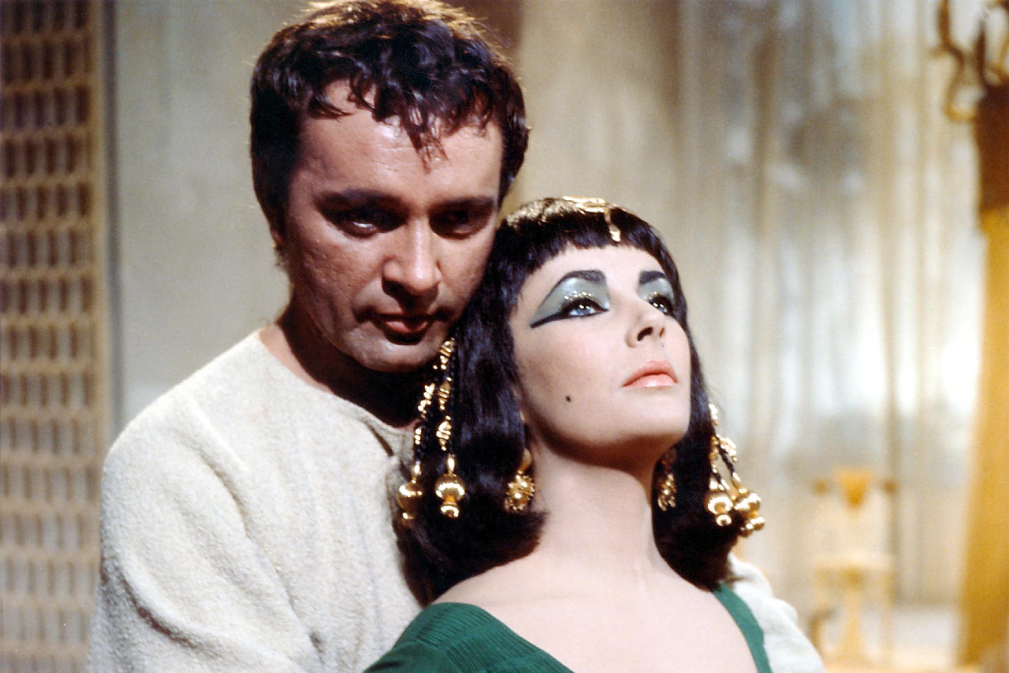 Elizabeth Taylor met Richard Burton op de set van Cleopatra.