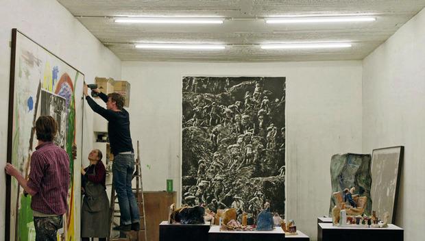 Rinus Van de Velde (op ladder) aan het werk in zijn atelier in HOPEN OP DE GODEN.