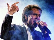 Fans willen Cliff Richard naar top van Britse charts loodsen in nasleep van zedenaffaire