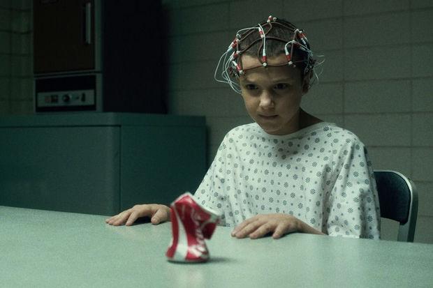 Millie Bobby Brown als 'Eleven' in Stranger Things, een meisje met telekinetische krachten.