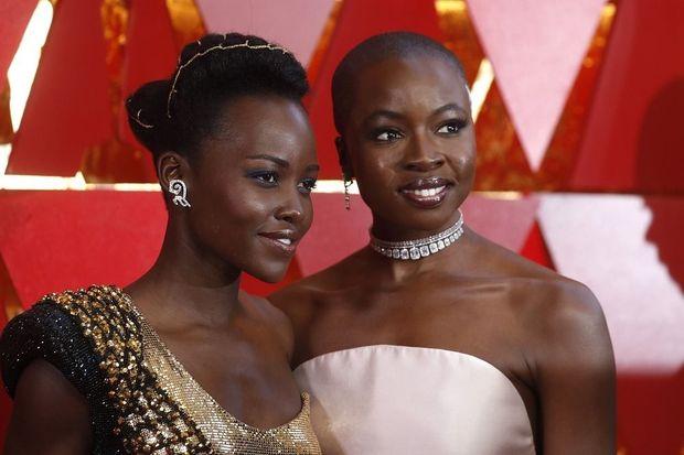 Lupita Nyongo (l) en Danai Gurira op de rode loper van de Oscars. De actrices zijn niet genomineerd, maar zijn momenteel te zien in Black Panther, de monsterhit die record na record breekt. 