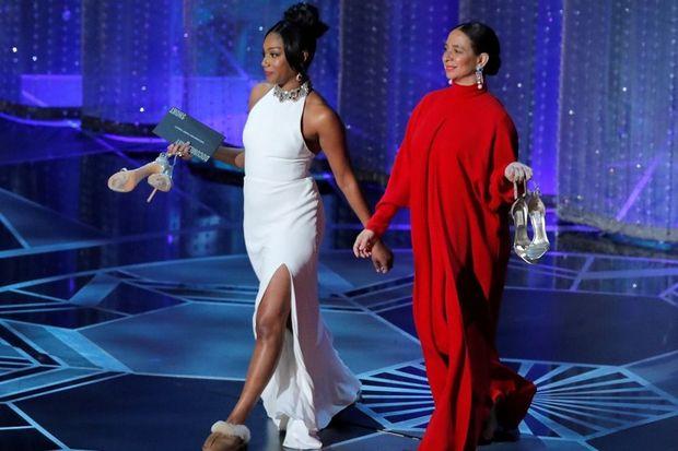 Tiffany Haddish (l) en Maya Rudolph presenteren twee Oscars. Haddish draagt dezelfde jurk die ze bij de premiere van 'Girls Trip' en bij haar presentatie van Saturday Night Live aan had. Ze had toen beloofd de jurk, van ontwerper Alexander McQueen 'heel vaak' te dragen.