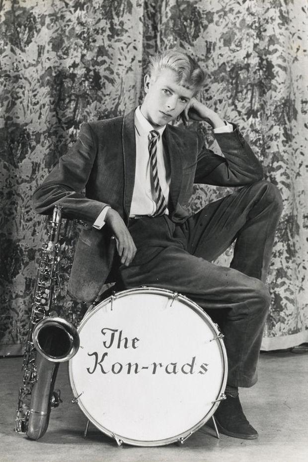 Bowie op zijn zeventiende, als posterboy van een van zijn eerste bands. 'Al die groepjes hadden dat gemeen, dat slechts een van de leden écht van plan was later beroepshalve de muziek in te gaan. Die eenling heette meestal David Jones.'