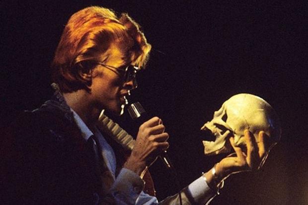 Bowie als Hamlet tijdens de Serious Moonlight-tournee (1983).