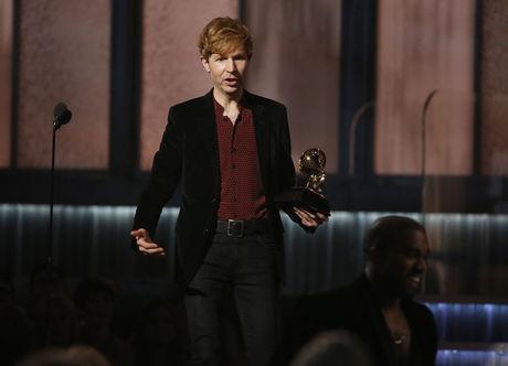 Beck roept al grappend Kanye West op het podium (die vrolijk meespeelt) nadat hij Beyoncé versloeg in de categorie Best Album
