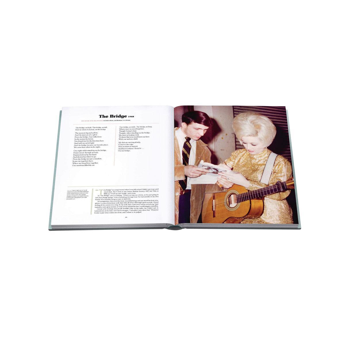 In het boek Dolly Parton, Songteller linkt de zangeres haar songs aan persoonlijke verhalen.