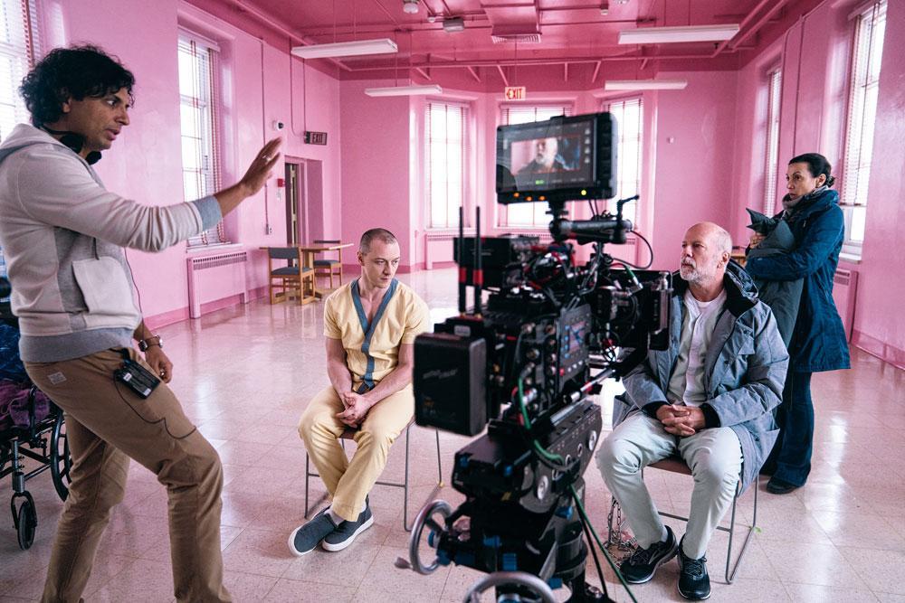 Shyamalan met James McAvoy en Bruce Willis: 'Het is allicht niet leuk om met mij op een set te staan.'