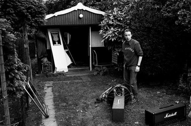 Drummer Piet Dierickx voor het tuinhuis van zijn grootouders