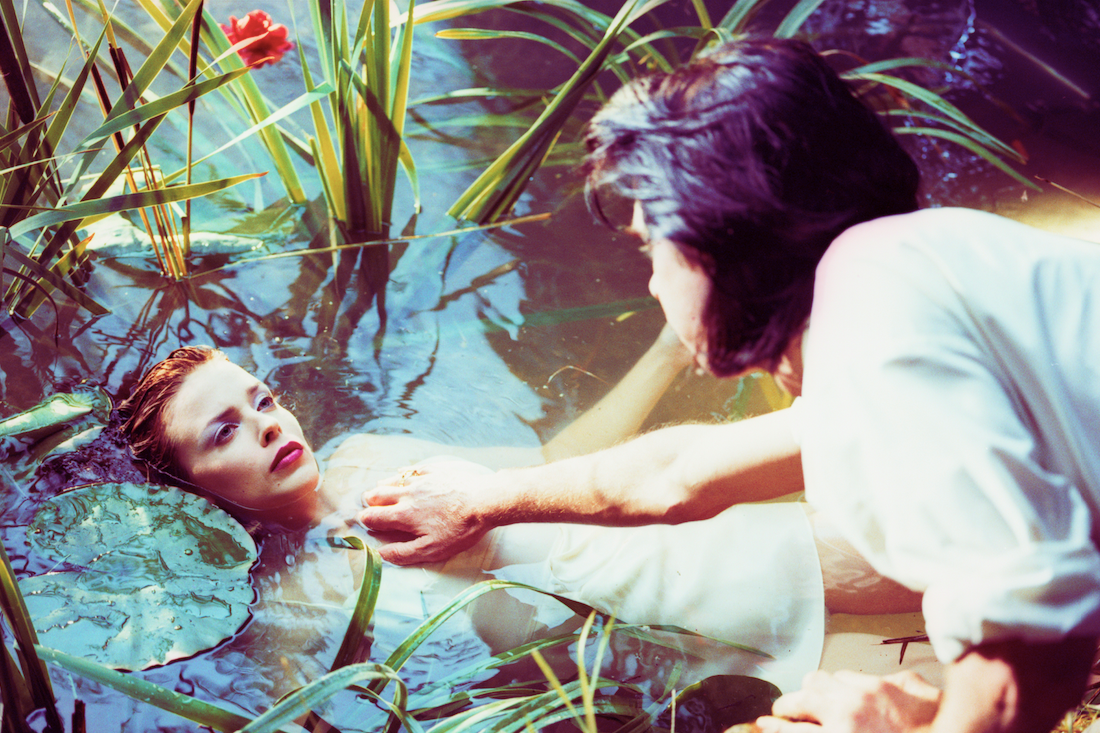 Nick Cave en Kylie Minogue op de set van de video voor 'Where the Wild Roses Grow', 1995.