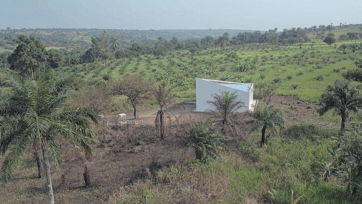 Renzo Martens liet een door Remco Koolhaas ontworpen museum optrekken op een Congolese plantage.