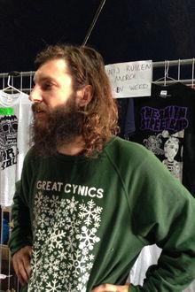 'Wie van een band houdt, moet het shirt kopen' : Groezrock 2015 en de merchandisingmachine