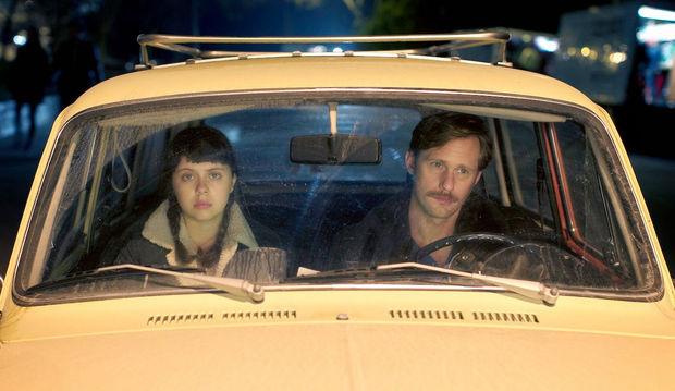 Bel Powley en chauffeur Alexander Skarsgård in 'The Diary of a Teenage Girl'.