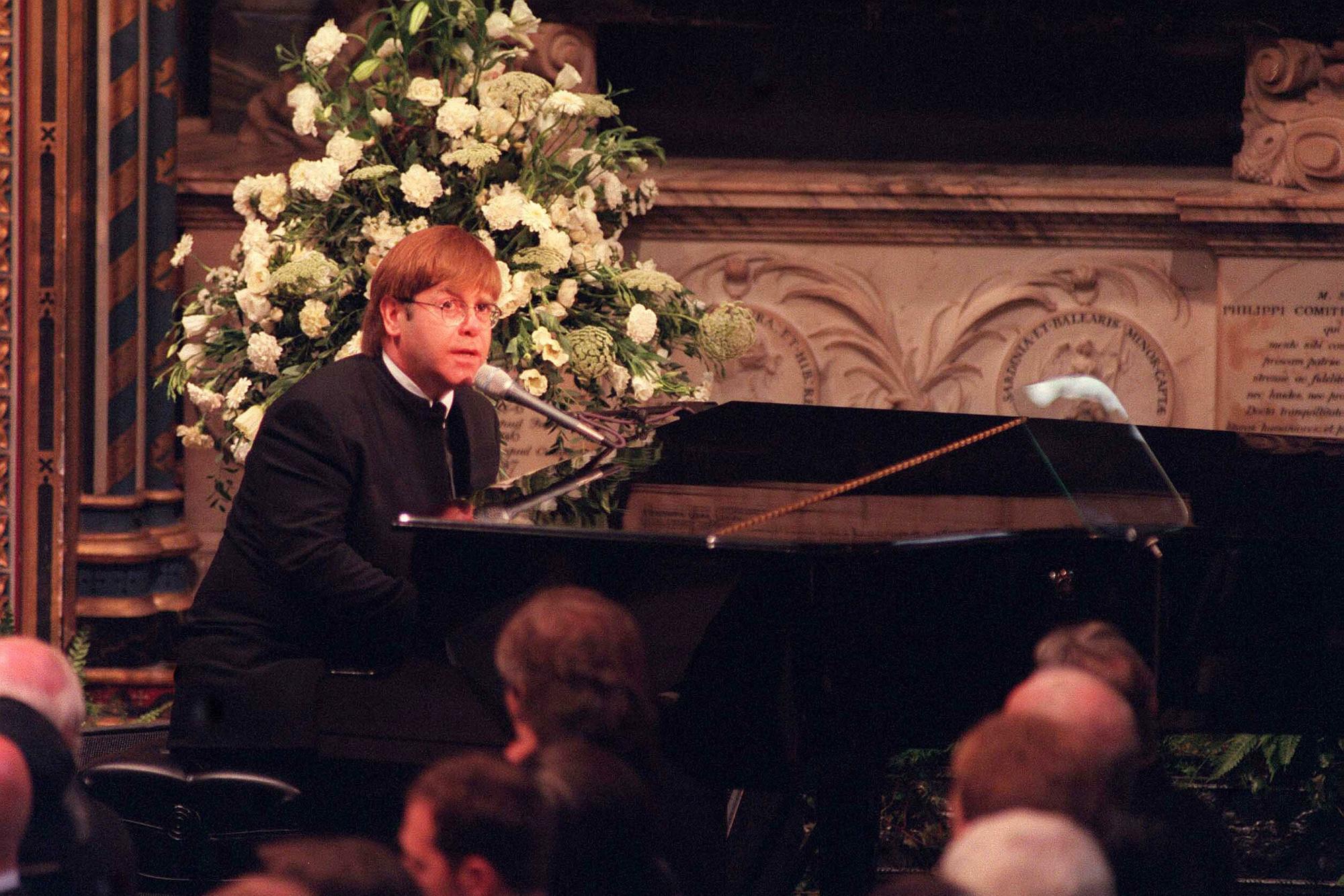 Elton John op de begrafenis van prinses Diana in 1997