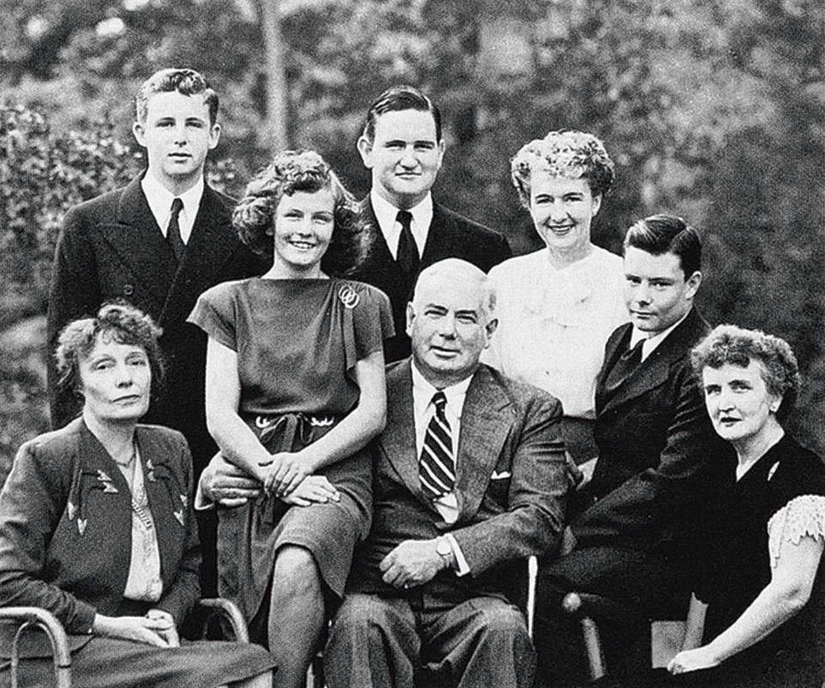 De familie Marston, met bovenaan rechts Olive Byrne, centraal vooraan William Moulton Marston en beneden rechts Elizabeth Holloway.