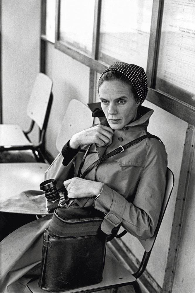 Martine Franck gefotografeerd door haar man Henri Cartier-Bresson, Venetië, 1972.