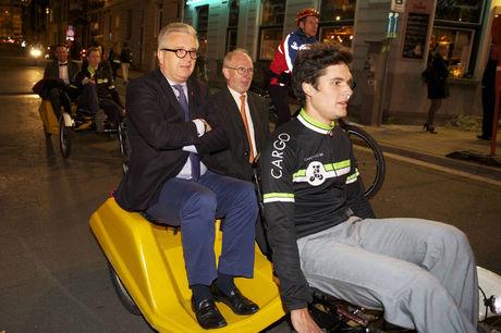 Prins Laurent per fietstaxi naar Film Fest Gent
