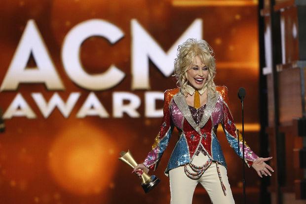 Dolly Parton en Katy Perry in duet op Country Awards