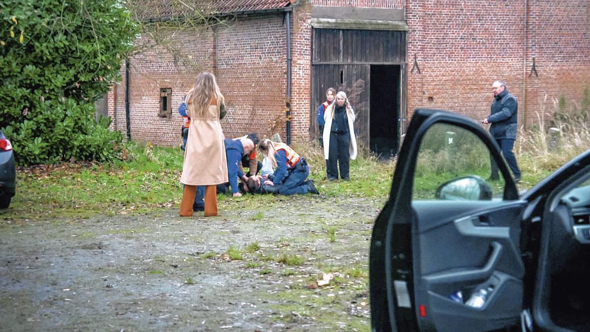 Echte verhalen: de buurtpolitie vips begint met een van de raarste sterfscènes uit de Vlaamse televisiegeschiedenis.