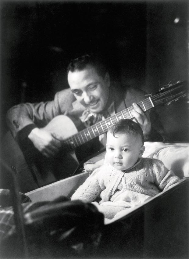 1944. Django Reinhardt speelt een liedje voor zijn zoontje Babik. Die zou later zelf jazzgitarist worden, al drong zijn vader hem eerst de piano op. 