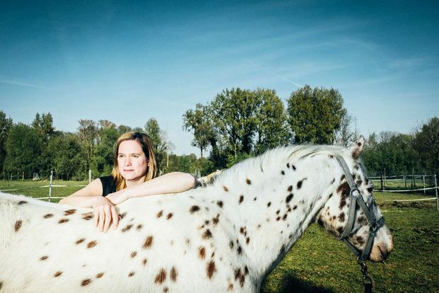 De paardenfluisteraar in Chantal Acda: 'Na een tournee doe ik niets liever dan met de voetjes in de kak staan'