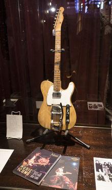 Eerste elektrische gitaar waarmee Bob Dylan tourde verkocht voor 495.000 dollar