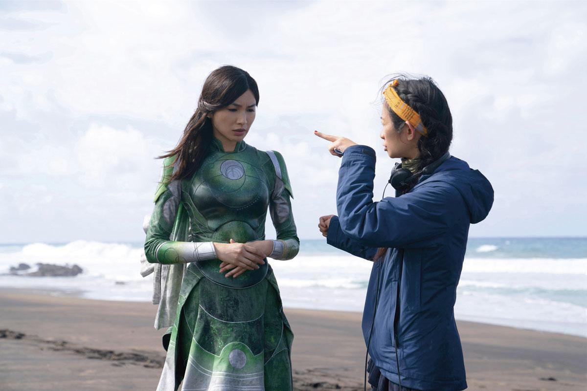 Chloé Zhao (rechts) op de set van Eternals.