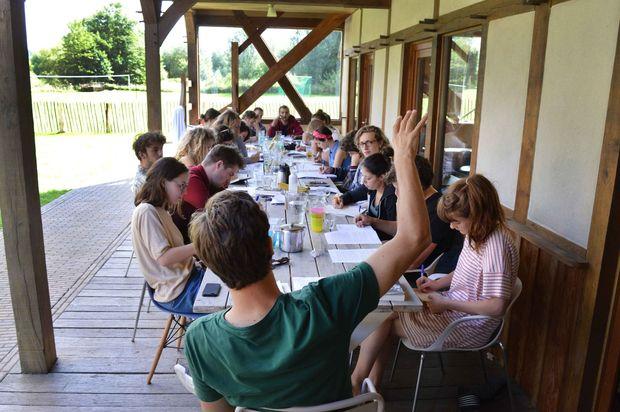De jongeren krijgen een workshop van Das Mag-medeoprichter Daniël van der Meer.