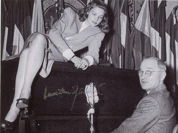 Lauren Bacall op de piano van president Harry Truman in 1945.