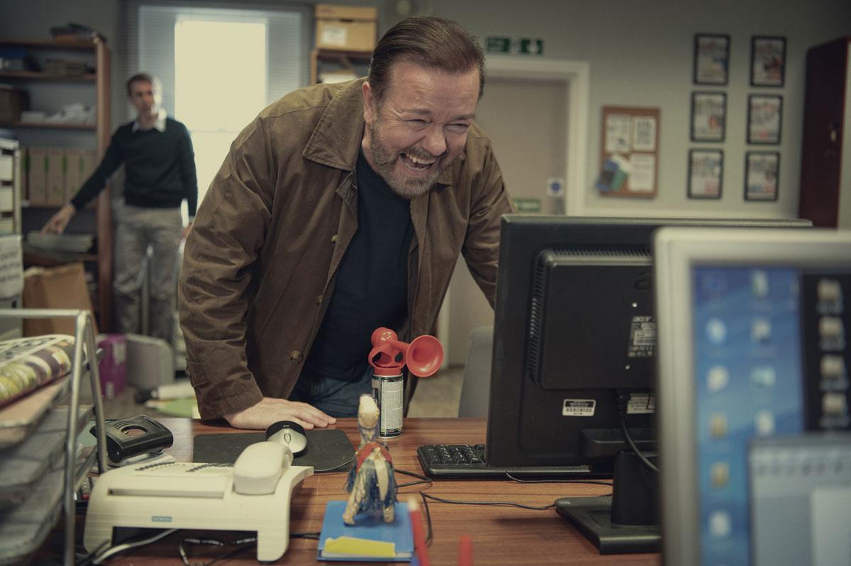 In After Life speelt Ricky Gervais de grootste eikel die hij ooit bedacht heeft.