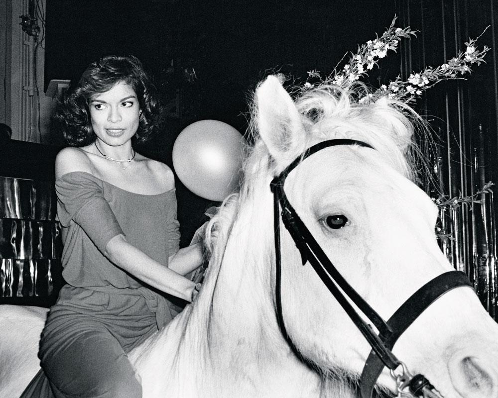 Het verjaardagsfeestje van Bianca Jagger: het paard bleef niet in de gang.